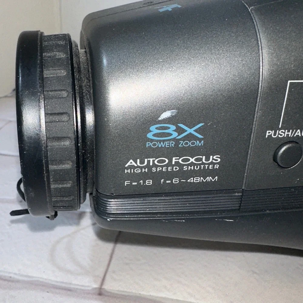 GE CG684 VHS‎ Camcorder 8X Power Zoom Auto Focus Vintage Video Camera w/Charger